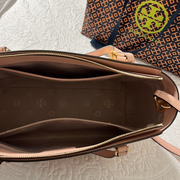 Tory Burch Emerson tote. In excellent condition! Comes from smoke free home. - Picture 4 of 7